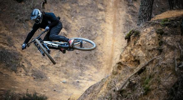 DOWNHILL BICIKLI, A VAGÁNY HEGYI UTITÁRS.